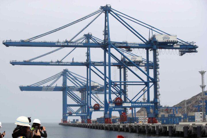 Vista del port de Chancay a l'octubre, amb el nom de l'empresa xinesa Cosco Shipping visible a la infrastructura (fotografia: Paolo Aguilar/Efe).