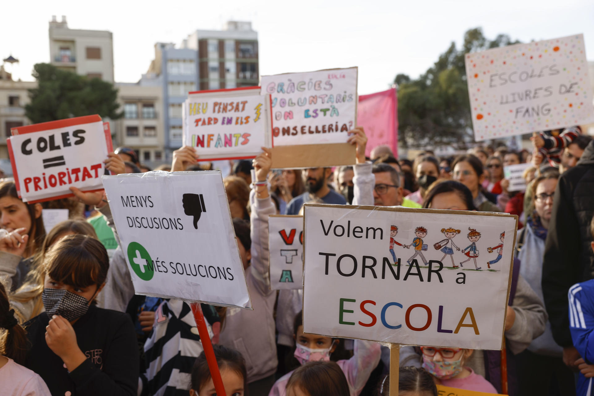 Famílies indignades es manifesten a Paiporta: quatre mil xiquets encara no poden anar a escola