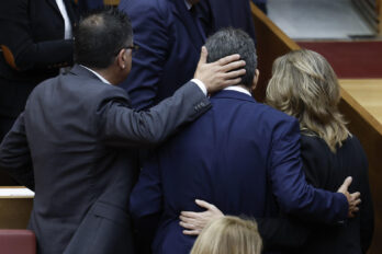 Carlos Mazón agombolats per membres del PP en acabar la compareixença a les Corts (fotografia: EFE / Biel Aliño)