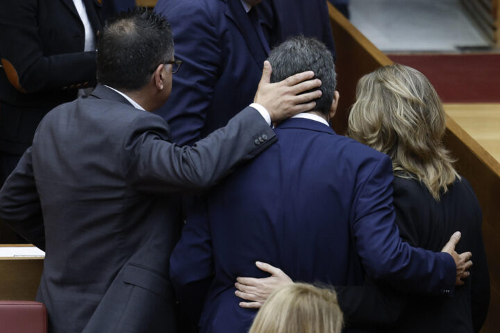 Carlos Mazón agombolats per membres del PP en acabar la compareixença a les Corts (fotografia: EFE / Biel Aliño)