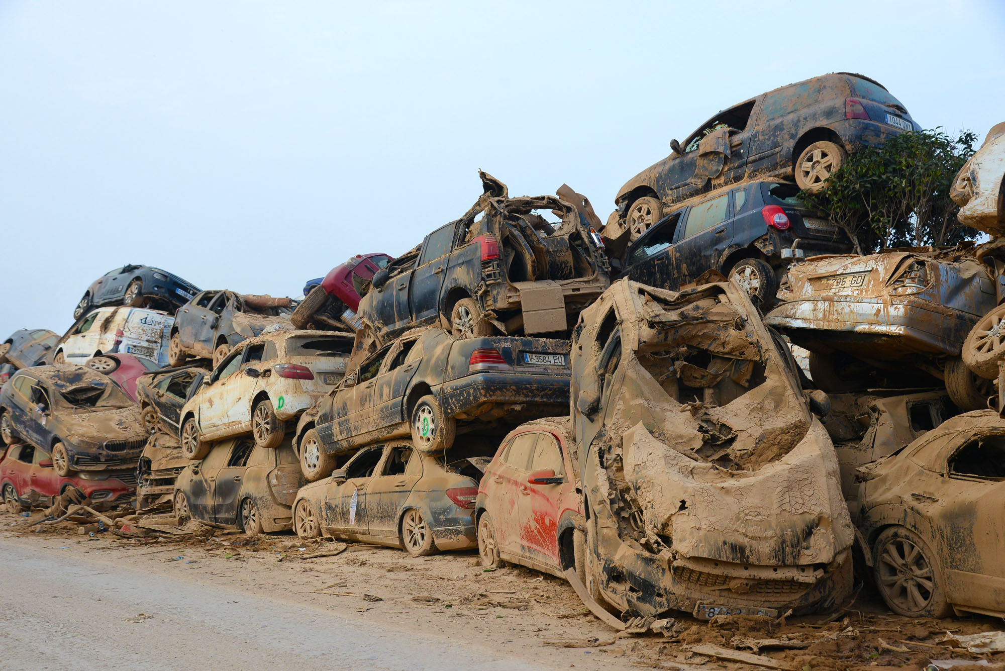 Cotxes amuntegats a Catarroja, Horta Sud, després de la gota freda.