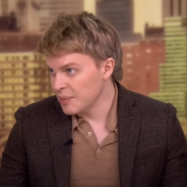 Ronan Farrow avisa milions d’americans que Trump pot fer amb ells com Espanya ha fet amb els catalans