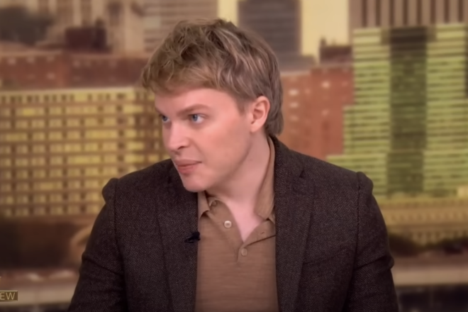 Ronan Farrow avisa milions d’americans que Trump pot fer amb ells com Espanya ha fet amb els catalans