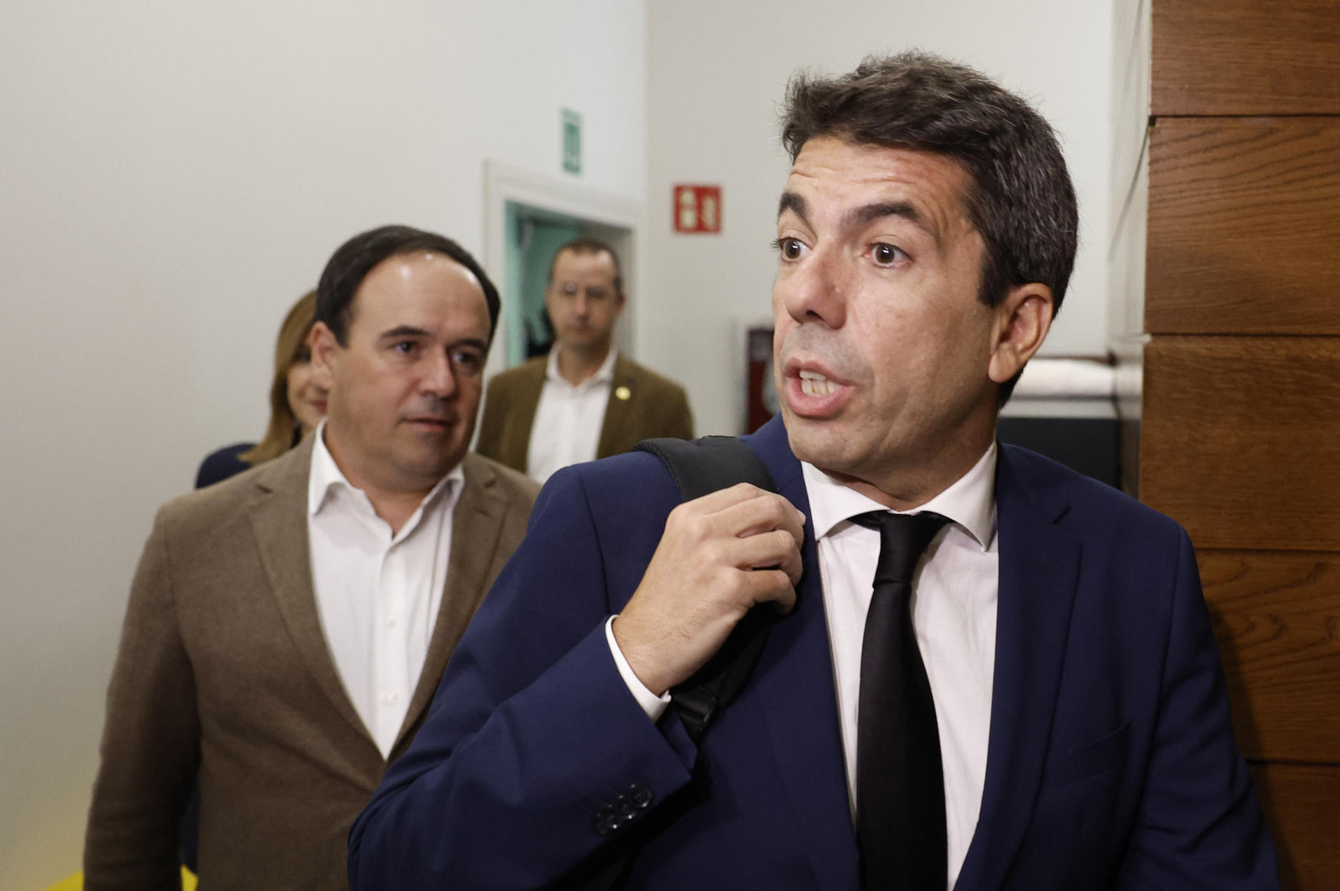 Juan Francisco Pérez llorca escorta Carlos Mazón després de la compareixença a les Corts del 15 de novembre de 2024 per a explicar la seua gestió durant la gota freda (fotografia: EFE: Biel Aliño)