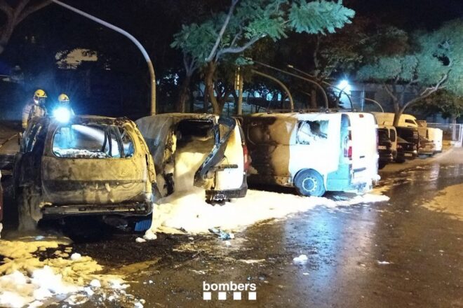 Cremen nou cotxes en tres ciutats de l’àrea metropolitana de Barcelona durant la matinada