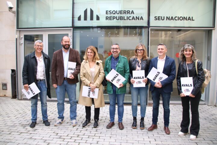 Membres de la candidatura de Foc Nou a a la seu nacional d'Esquerra (Fotografia: Bernat Vilaró / ACN)