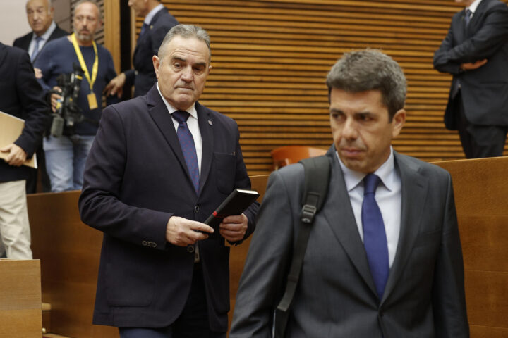 Francisco José Gan Pampols escorta Carlos Mazón a l'entrada a l'hemicle de les Corts (fotografia: Efe/Manuel Burque).