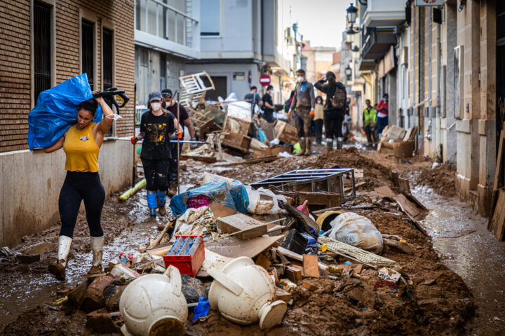 Voluntaris a Paiporta el dimarts en què va fer una setmana de la gota freda que va devastar el poble (fotografia: Martí Gelabert)