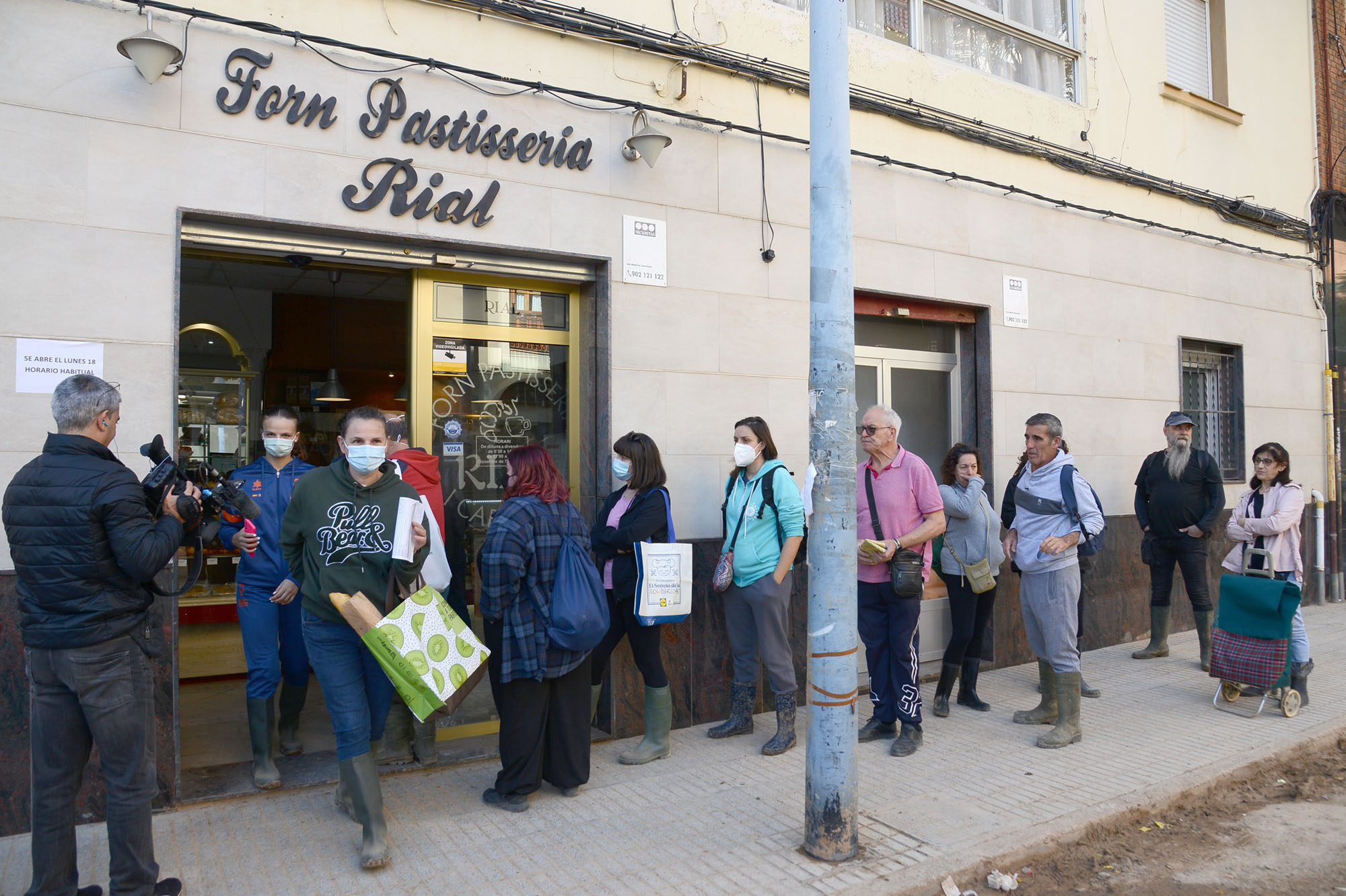 Anar a fer-se les ungles o a comprar pa, una normalitat petita que torna a Paiporta