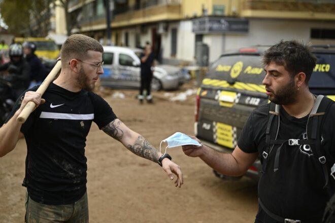 Màscares, guants i més recomanacions per a les feines de neteja en condicions insalubres