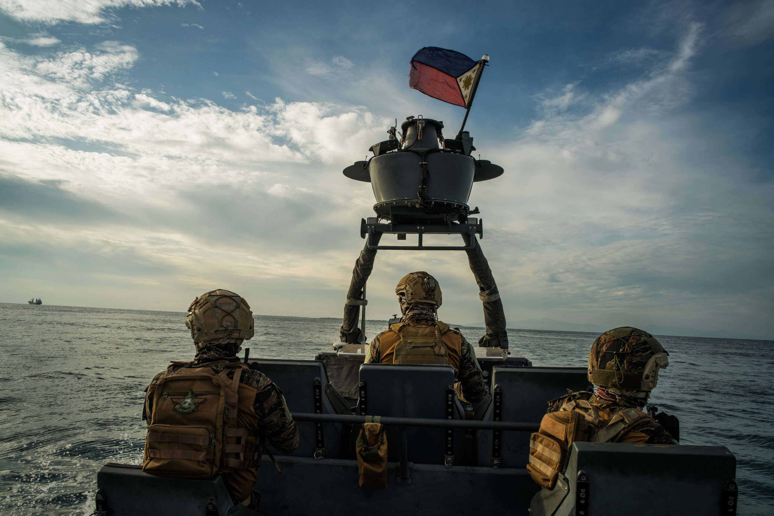 Soldats de la marina filipina, en un exercici d'entrenament a la costa de Zamboanga (fotografia: Martin San Diego/The Washington Post).