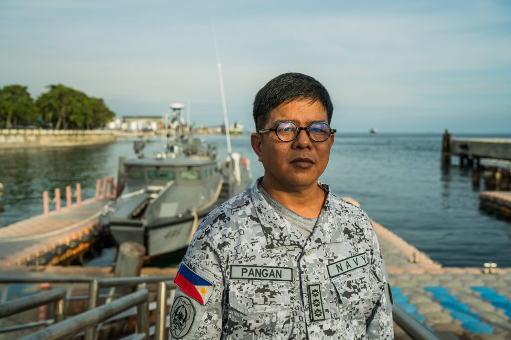 Pangan Jr., davant el port de Zamboanga (fotografia: Martin San Diego/The Washington Post).