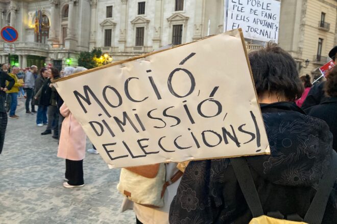 [EN DIRECTE] La plaça de l’Ajuntament de València es comença a omplir de manifestants que exigeixen la dimissió de Mazón