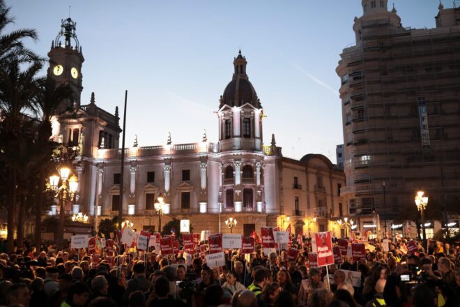 [EN DIRECTE] La plaça de l’Ajuntament de València es comença a omplir de manifestants que exigeixen la dimissió de Mazón