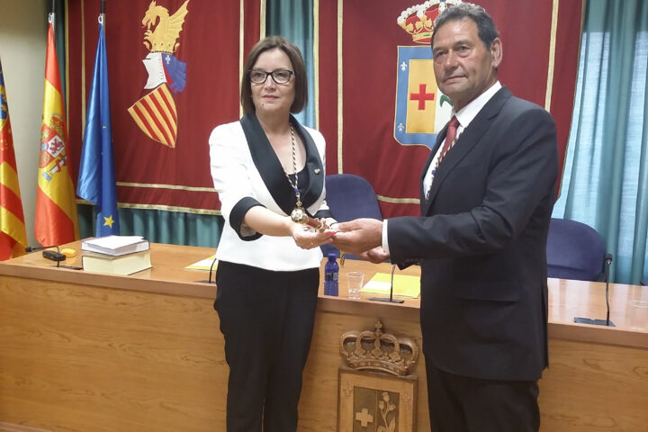 Xaro Miralles, a l'esquerra de la imatge, durant la presa de possessió (fotografia: Ajuntament de Benicarló).