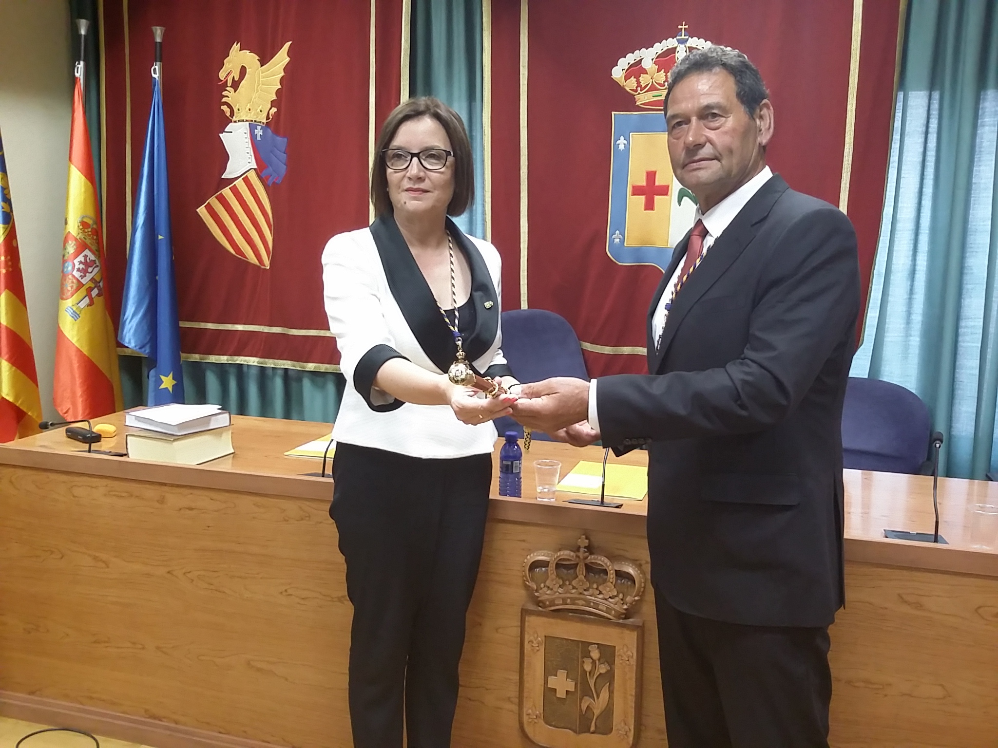 Xaro Miralles, a l'esquerra de la imatge, durant la presa de possessió (fotografia: Ajuntament de Benicarló).