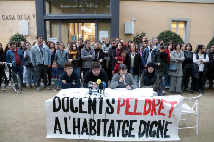 Docents de Salt presentant la plataforma contra els desnonaments (fotografia: ACN / Marina López).