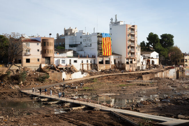 La passarel·la construïda per voluntaris que abraça tot un poble