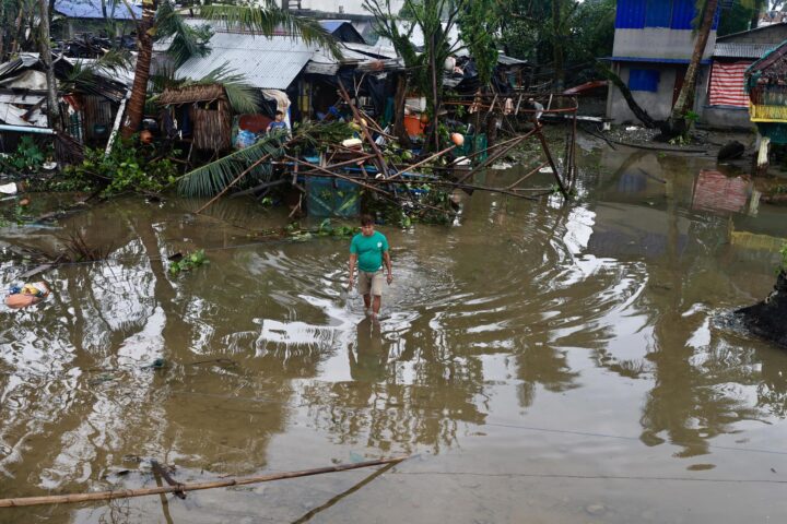 Un poble inundat pel pas del tifó Pepito a l'est de l'illa de Luzon, ahir (fotografia: Francis R. Malasig/Efe).