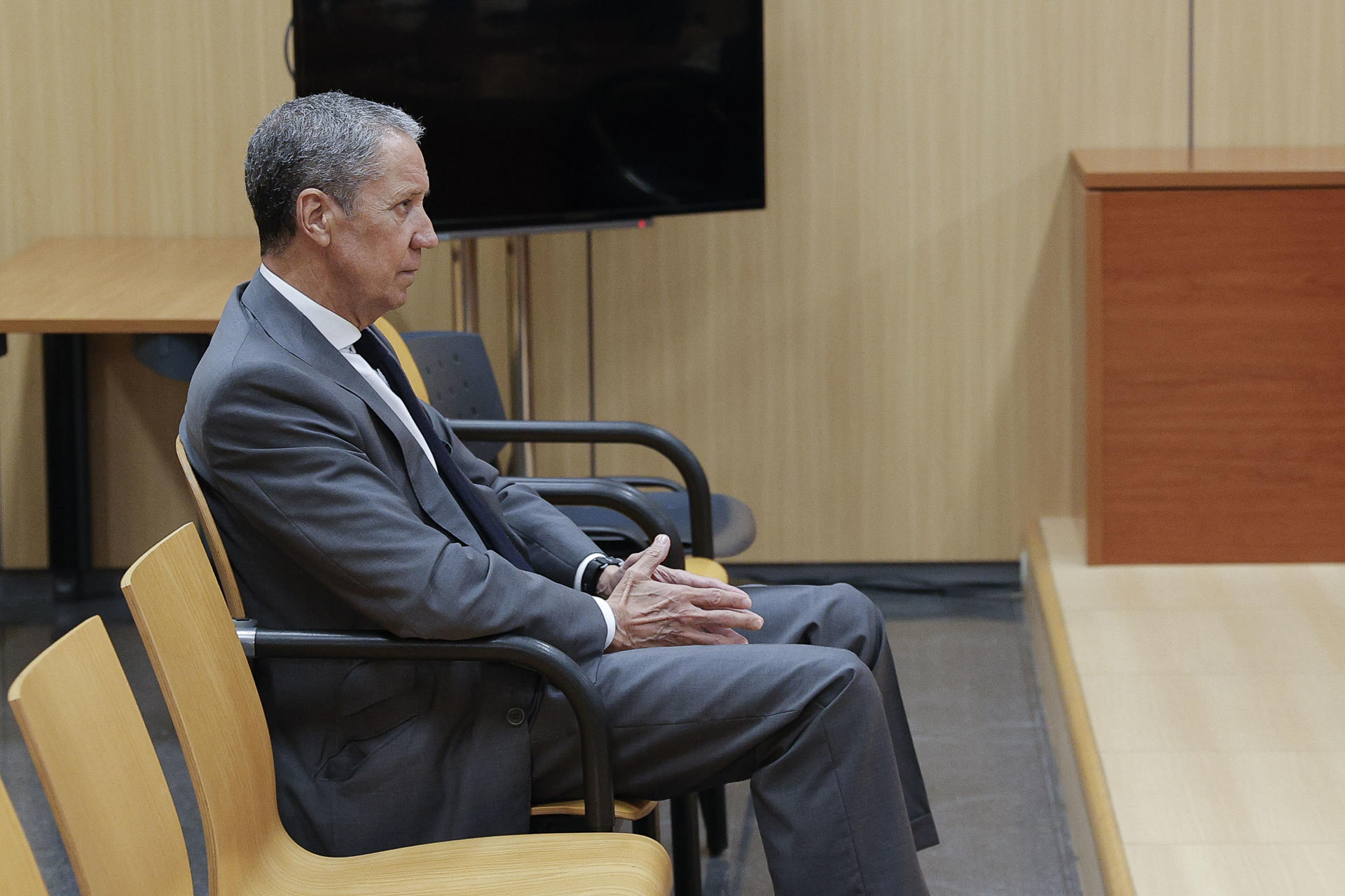 Eduardo Zaplana, arribant als jutjats de València (fotografia: EFE / Manuel Bruque).