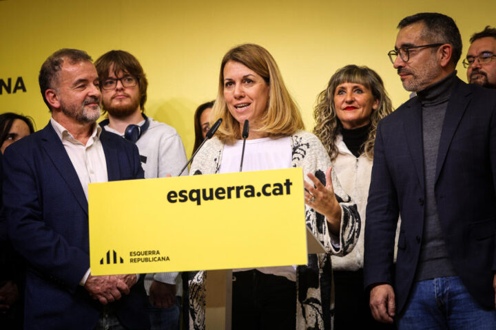 Alfred Bosch, Helena Solà, Gabriel Fernàndez i altres membres de Foc Nou, en la valoració dels resultats de la primera volta (Fotografia: ACN)