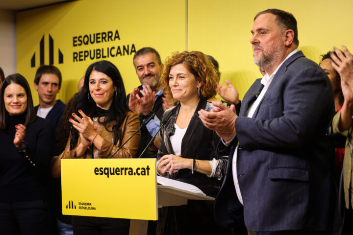 Oriol Junqueras, Elisenda Alamany i més membres de Militància Decidim, a la seu d'ERC (fotografia: ACN).