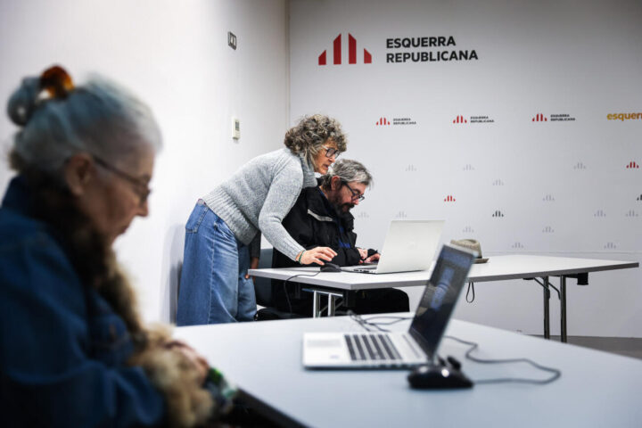 Militants d'ERC votant a la seu de Calàbria el 30 de novembre (fotografia: ACN / Jordi Borràs).