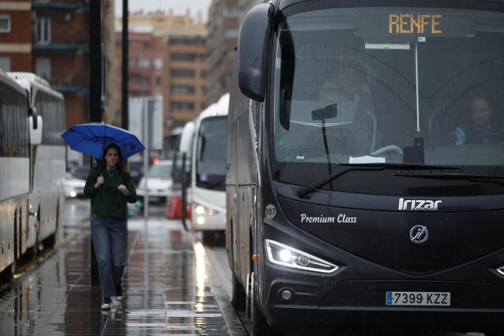 Autobusos alternatius a les línies de tren interrompudes per la gota freda a l'estació Joaquim Sorolla de València, avui (fotografia: EFE / Biel Aliño).