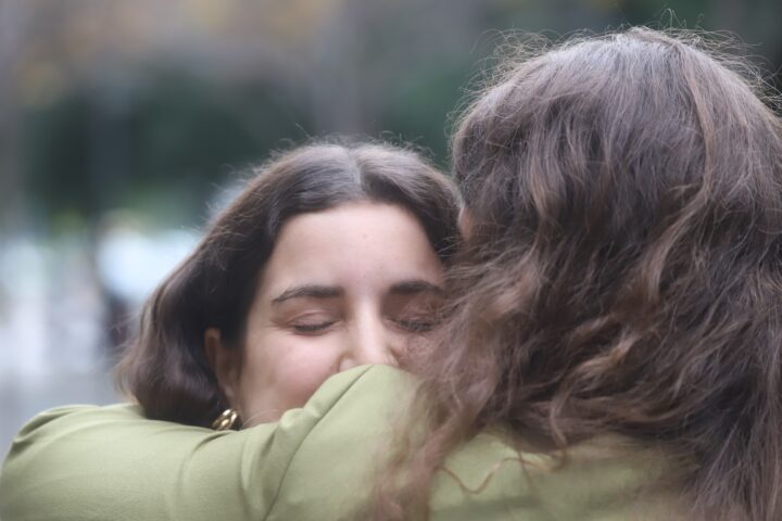 La denunciant, a les portes de la Ciutat de la Justícia de Barcelona (fotografia: Albert Salamé).