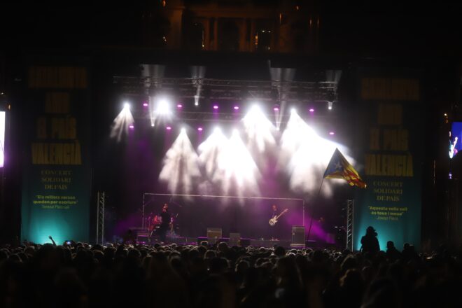 [FOTOGRAFIES] La pluja intensa a Barcelona  fa aturar el concert solidari amb el País Valencià