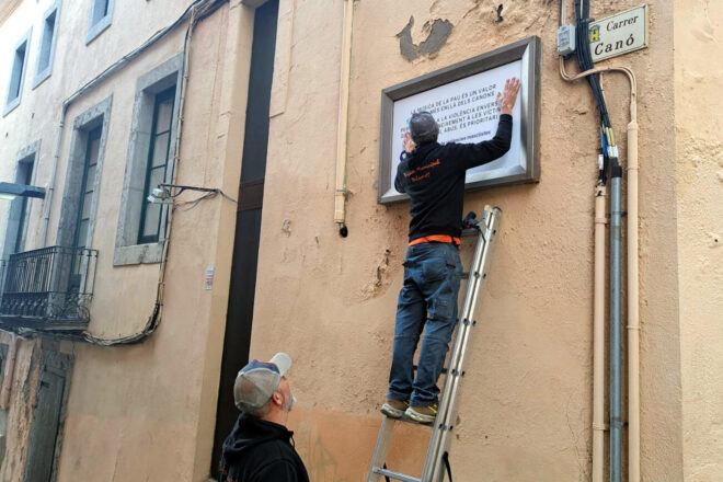 Palamós tapa la placa dedicada a Ortega Monasterio amb una a favor de les dones