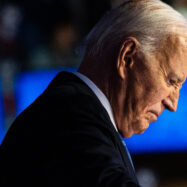 En la seva nit somniada, Biden s’ha hagut de conformar mirant el televisor