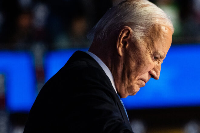 En la seva nit somniada, Biden s'ha hagut de conformar mirant el televisor