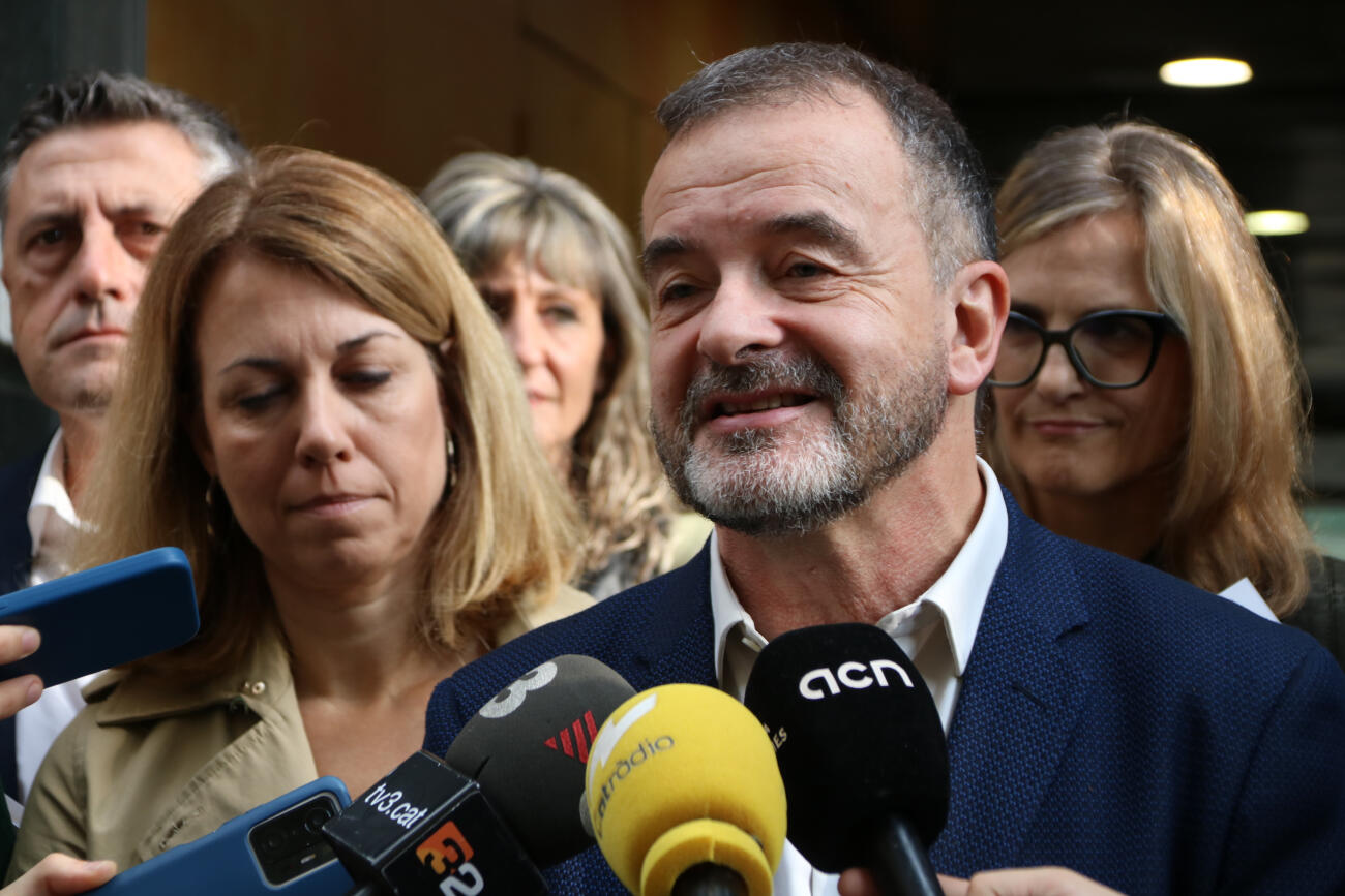 Helena Solà i Alfred Bosch atenent els mitjans de comunicació (Fotografia: ACN)