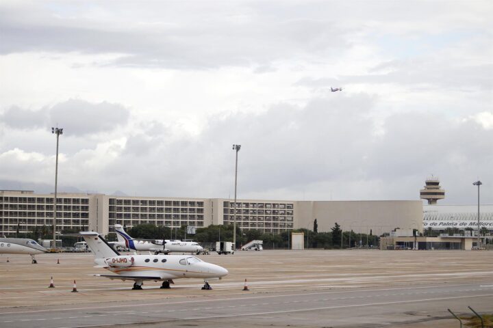 Un avió a una de les pistes de l'aeroport de Palma (fotografia: Europa Press / Isaac Buj).