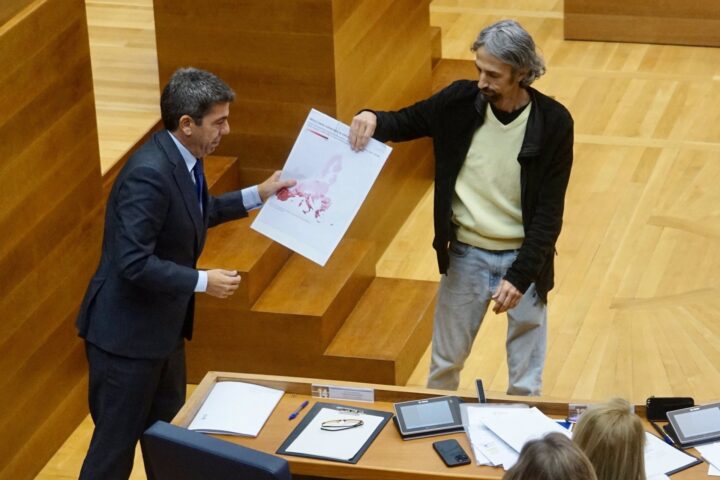 El president Carlos Mazón i el diputat de Compromís Juan Bordera, al ple de les Corts (fotografia: Europa Press / Eduardo Manzana).