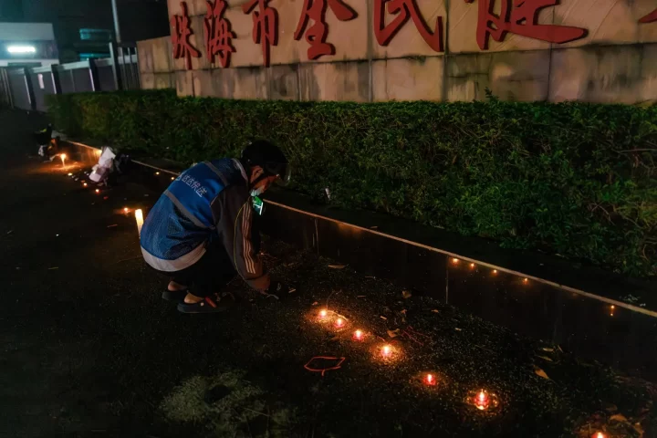 Un home deixa flors en un memorial dedicat a les víctimes de l'atropellament en massa d'aquest mes a la ciutat de Zhuhai (fotografia: Alex Plavevski/Efe).