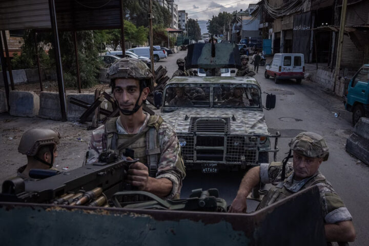 Soldats de l'exèrcit libanès patrullen per un barri de Beirut, la capital del país, aquest novembre (fotografia: Ed Ram/The Washington Post).