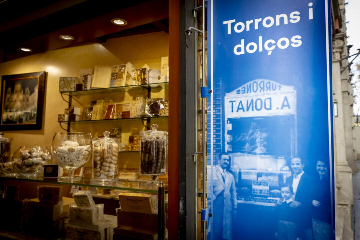 Les famílies Planelles i Donat fa generacions que elaboren i venen torrons al Portal de l'Àngel de Barcelona (fotografies: Albert Salamé).