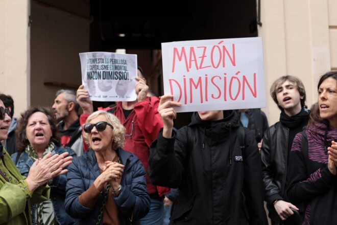 [VÍDEOS] “El president a Picassent!”: protestes davant les Corts per a demanar la dimissió de Mazón