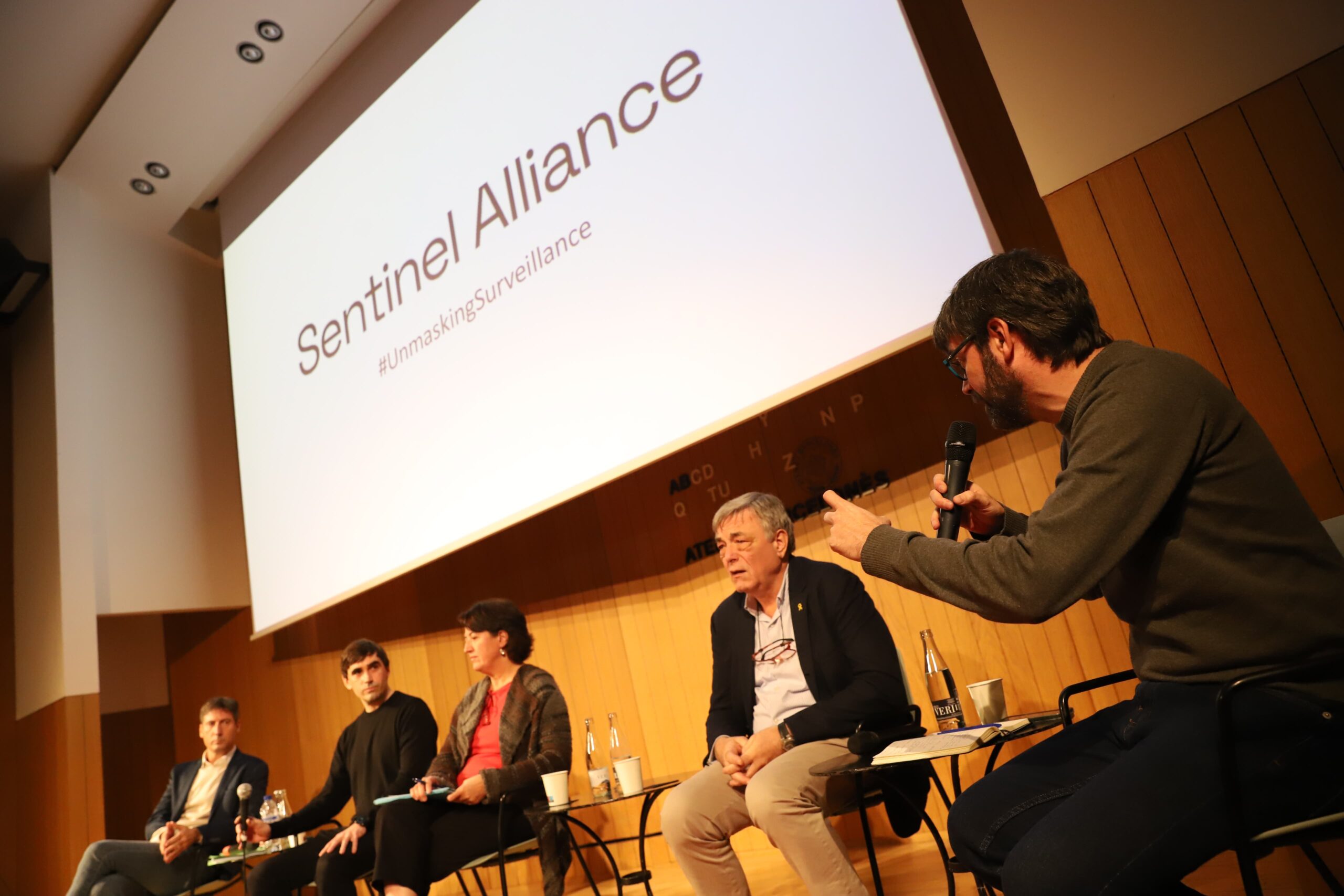 D'esquerra a dreta, Jordi Solé (ex-diputat d'ERC), Elies Campo (Citizen Lab), Elisenda Paluzie (ex presidenta ANC), Joan Matamala (Fundació Nord) i Josep Casulleras Nualart (cap redacció de VilaWeb) ahir a l'Ateneu Barcelonès (Foto: Albert Salamé)