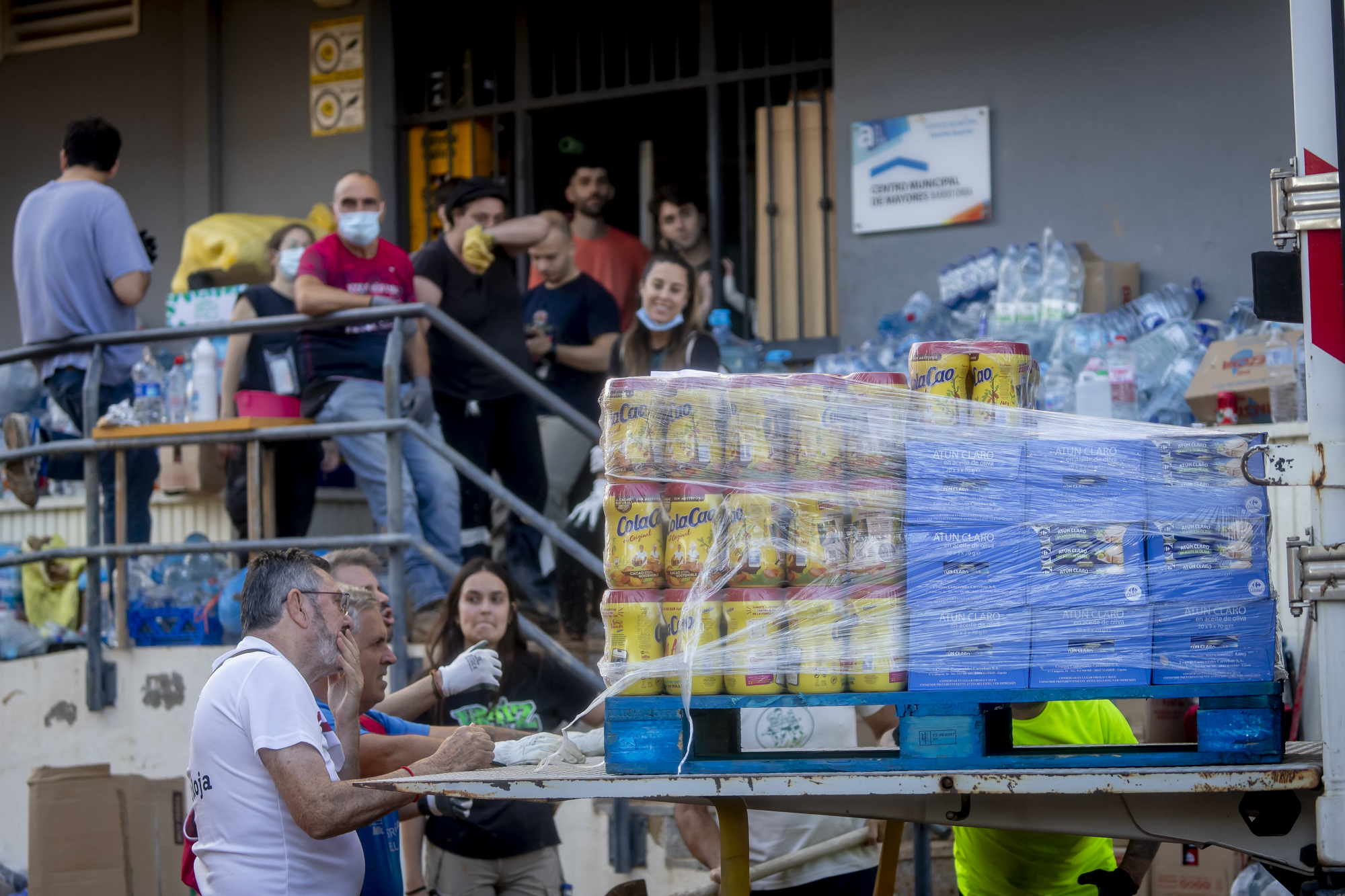 Voluntaris amb menjar i begudes.