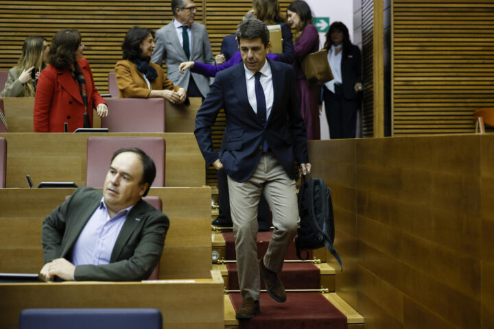 El president Mazón, ahir en arribar a les Corts (fotografia: Biel Aliño).