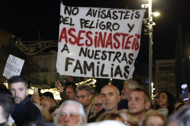 El blindatge del funeral per les víctimes de la gota freda no evita les crítiques als polítics