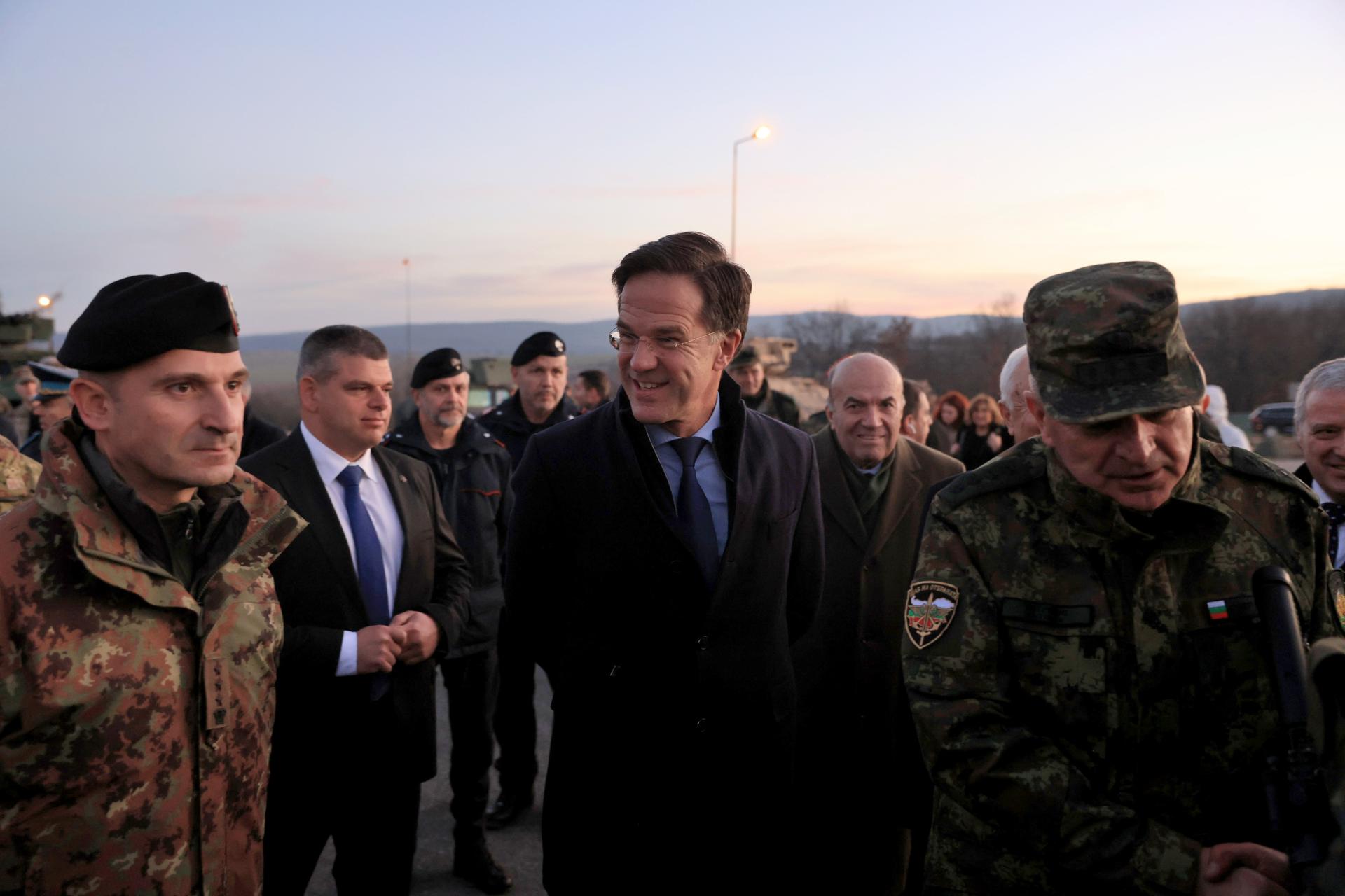 El secretari general de l'OTAN, Mark Rutte (centre), durant una visita a una base militar a Bulgària aquesta setmana (fotografia: Vassil Donev/Efe).