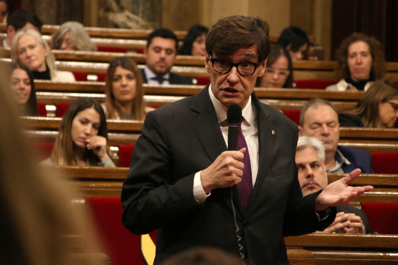 El president de la Generalitat, Salvador Illa, al ple del parlament (Fotografia: ACN)