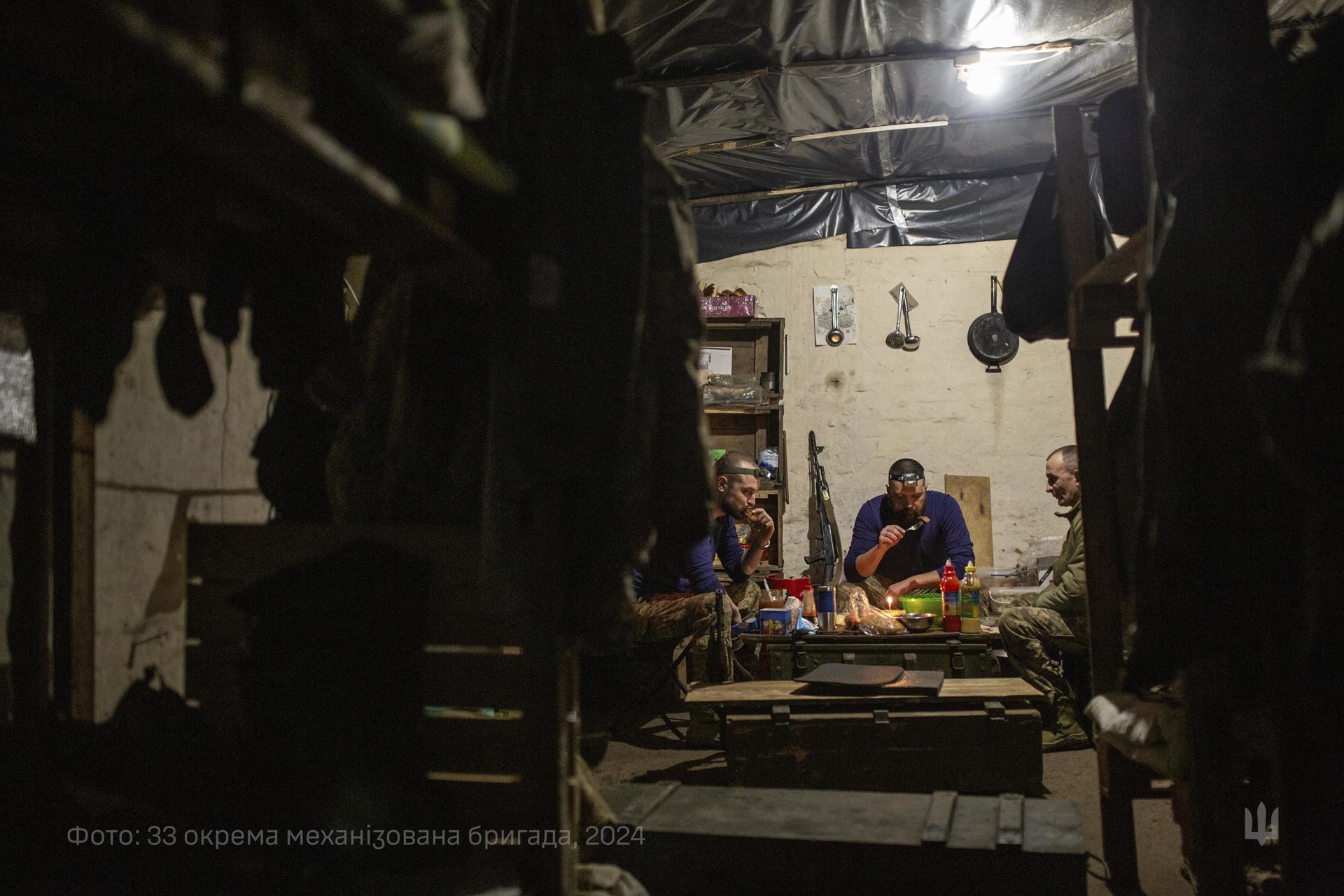 Soldats ucraïnesos compartint el sopar de nadal a Dnipropetrovsk