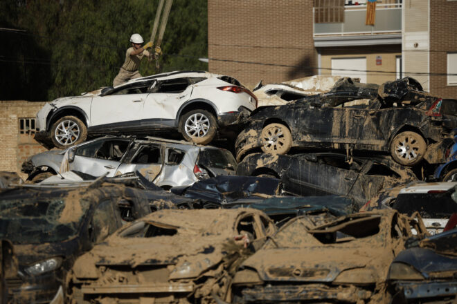 Un nou incendi crema vehicles retirats per la gota freda en un solar de Catarroja