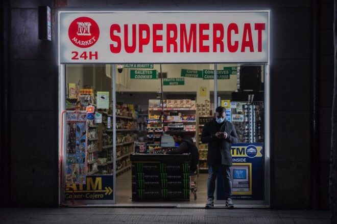 Barcelona detecta una vintena d’infrahabitatges en supermercats de 24 hores