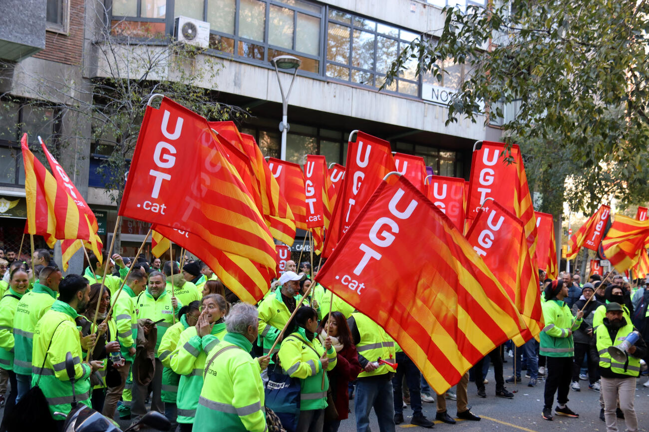 Treballadors de la neteja de Barcelona protesten davant el departament de Treball coincidint amb la mediació per la vaga per Nadal (fotografia: ACN).